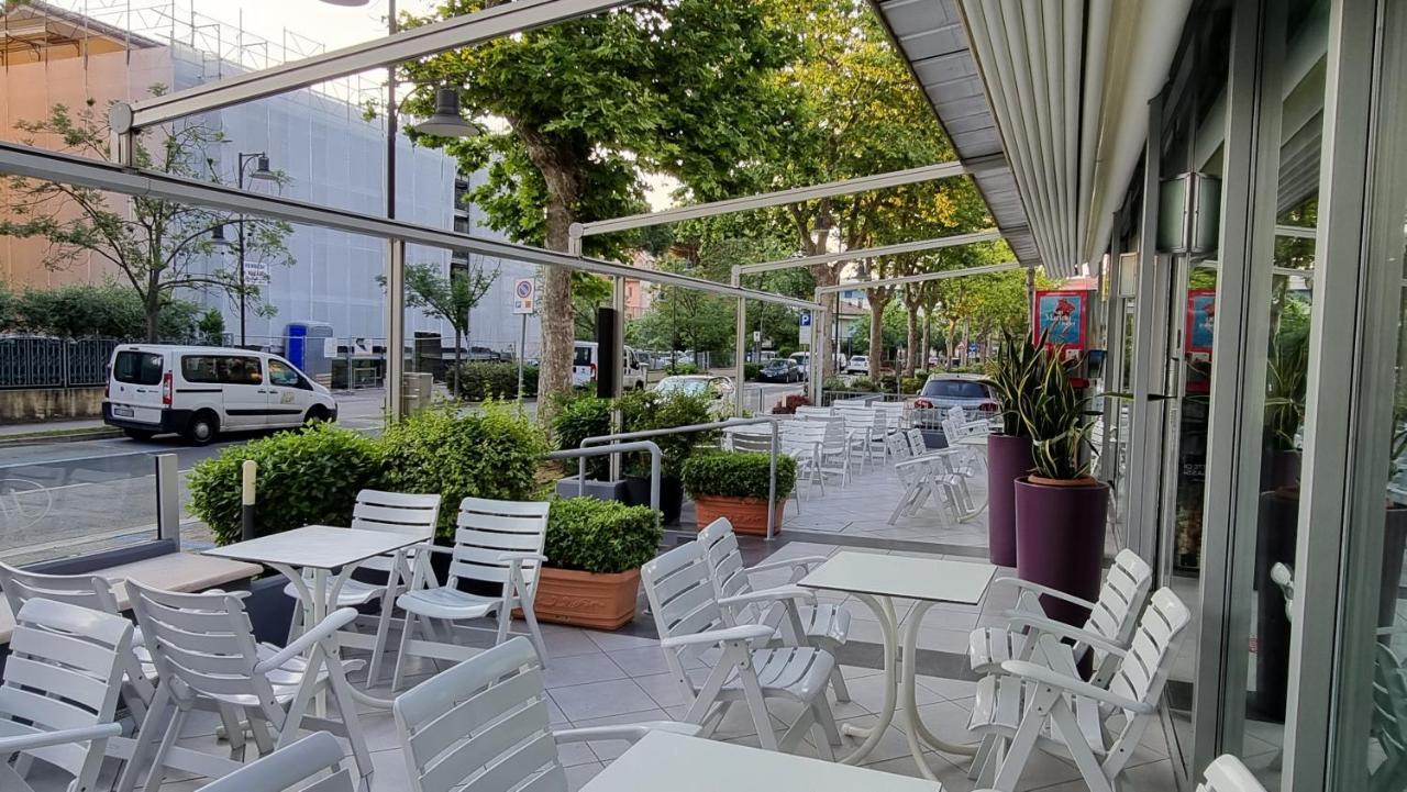 Hotel Costanza Чезенатико Экстерьер фото