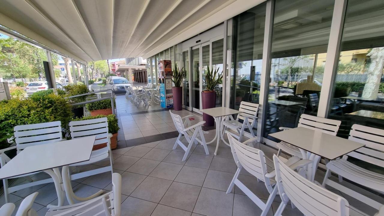 Hotel Costanza Чезенатико Экстерьер фото