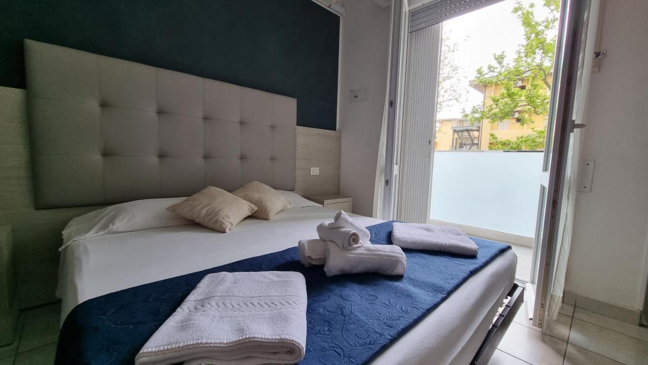 Hotel Costanza Чезенатико Экстерьер фото