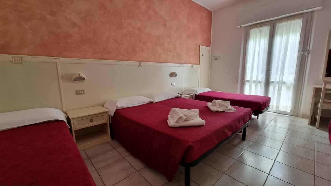 Hotel Costanza Чезенатико Экстерьер фото