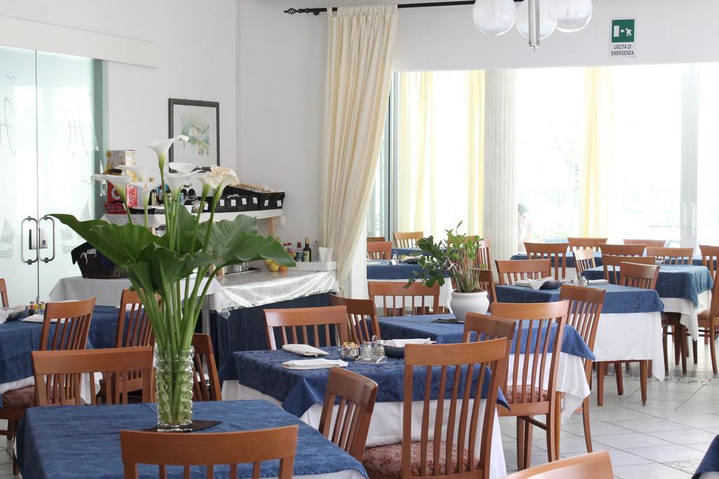 Hotel Costanza Чезенатико Экстерьер фото