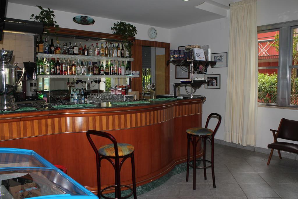 Hotel Costanza Чезенатико Экстерьер фото
