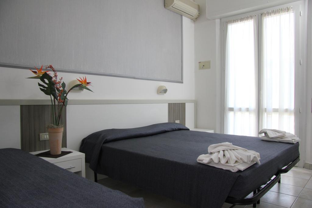 Hotel Costanza Чезенатико Номер фото