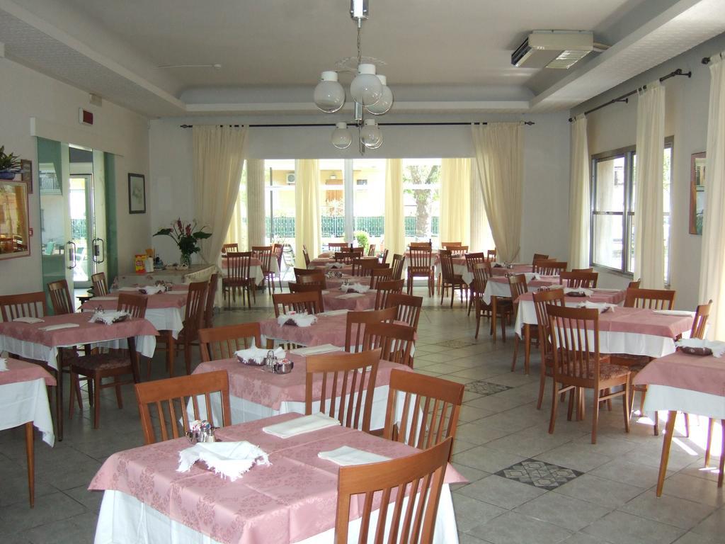 Hotel Costanza Чезенатико Экстерьер фото
