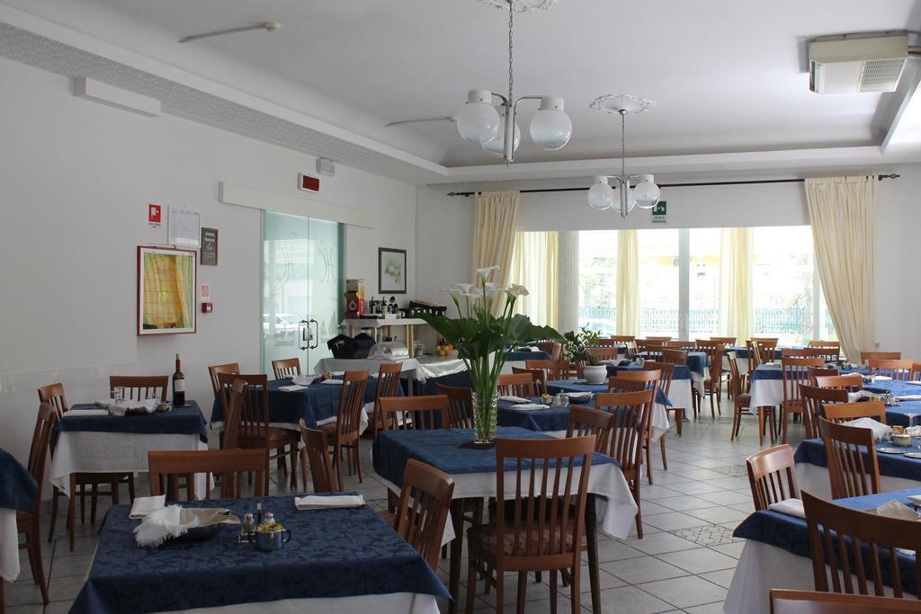 Hotel Costanza Чезенатико Экстерьер фото