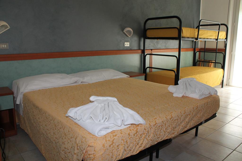 Hotel Costanza Чезенатико Номер фото